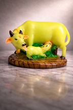 गाय आणि वासरू पुतळा