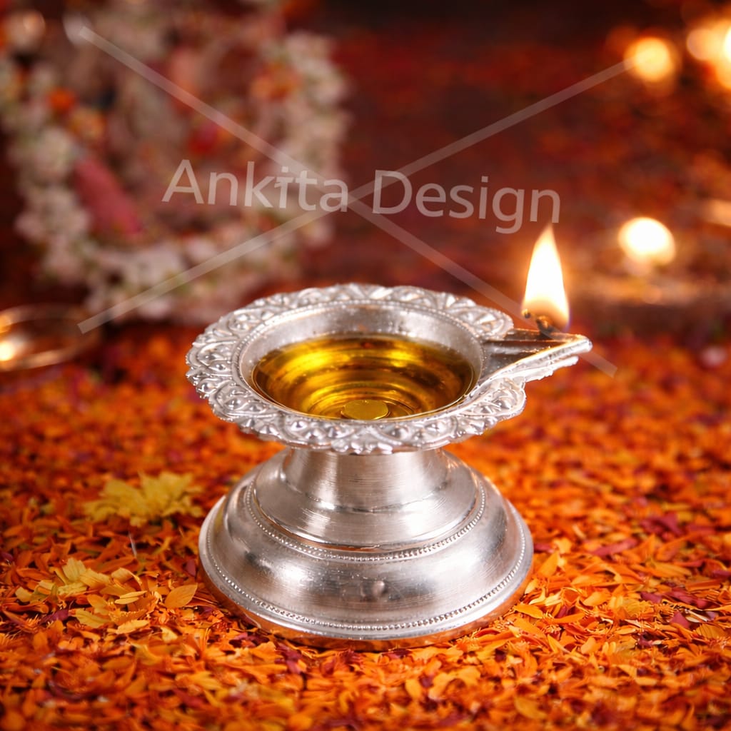 एक वाटी दिवा | नक्षीदार पाया असलेला चांदीचा पूजेचा दिवा (पारंपरिक तेलाचा दिवा)