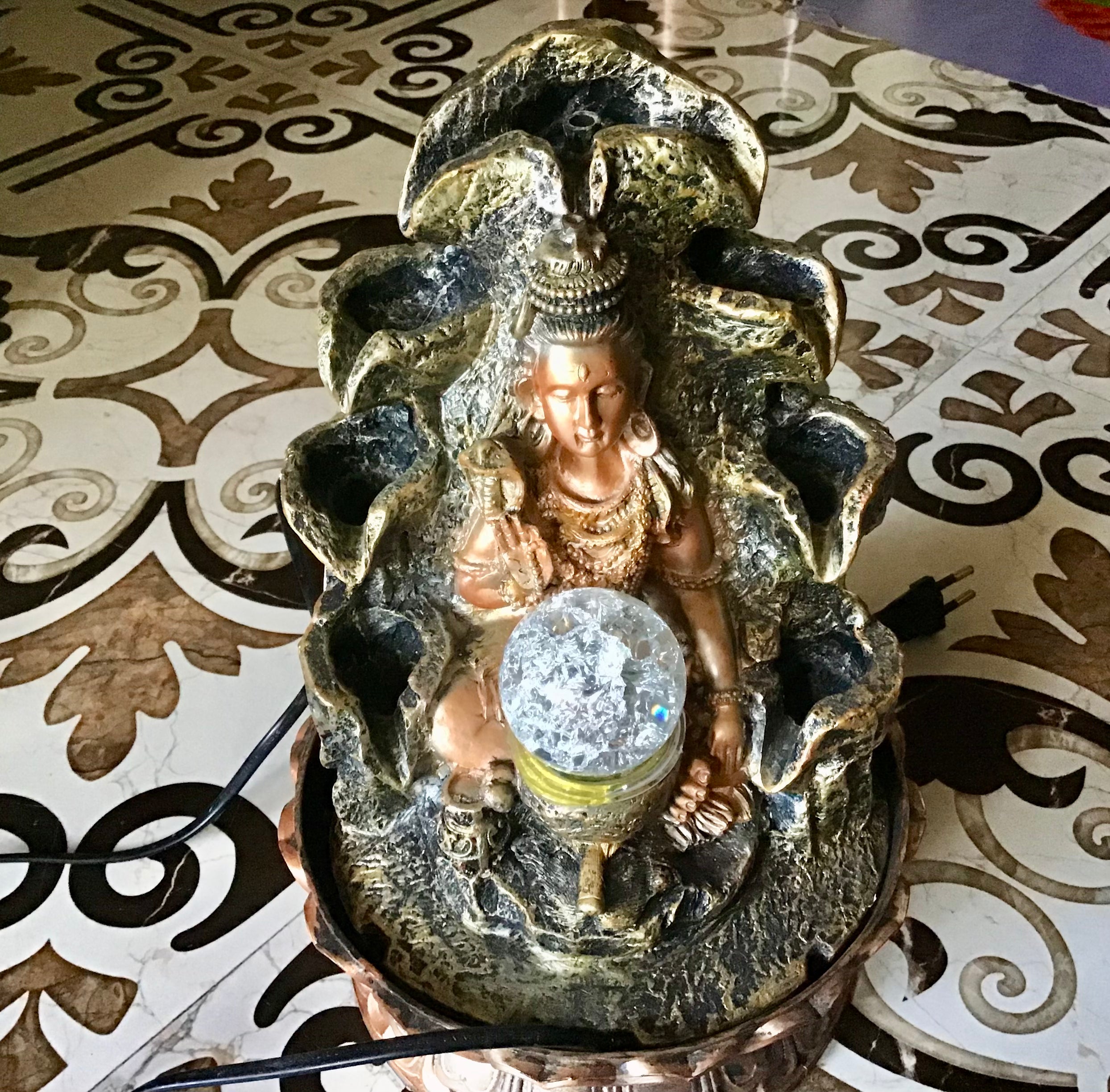 क्रिस्टल बॉल के साथ भगवान शिव का इंडोर वाटर फाउंटेन
