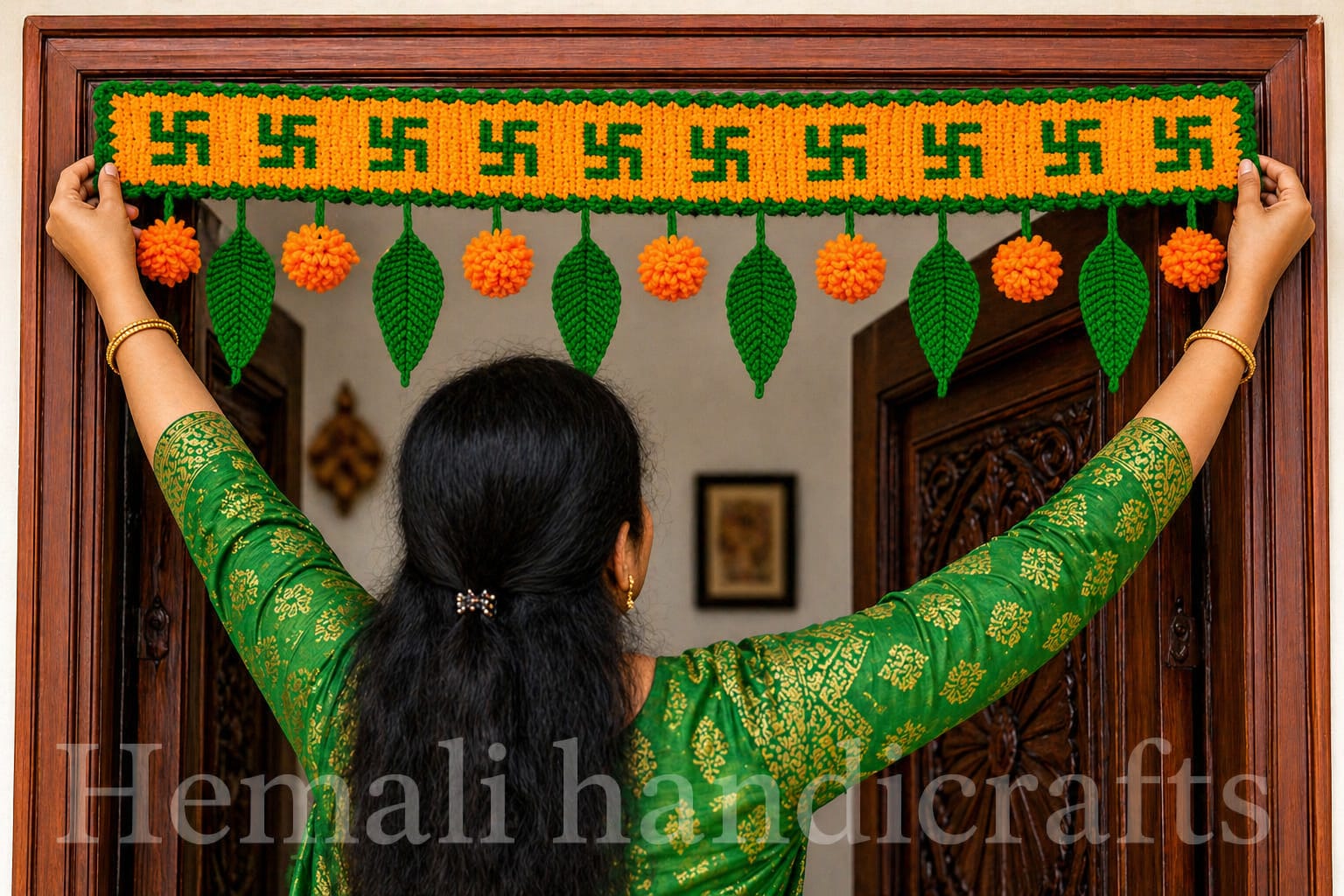 हस्तनिर्मित क्रोशिया स्वास्तिक डोर तोरण – पत्ती और पोम-पोम लटकन वाला शुभ बंधनवार | उत्सव के लिए गृह सज्जा