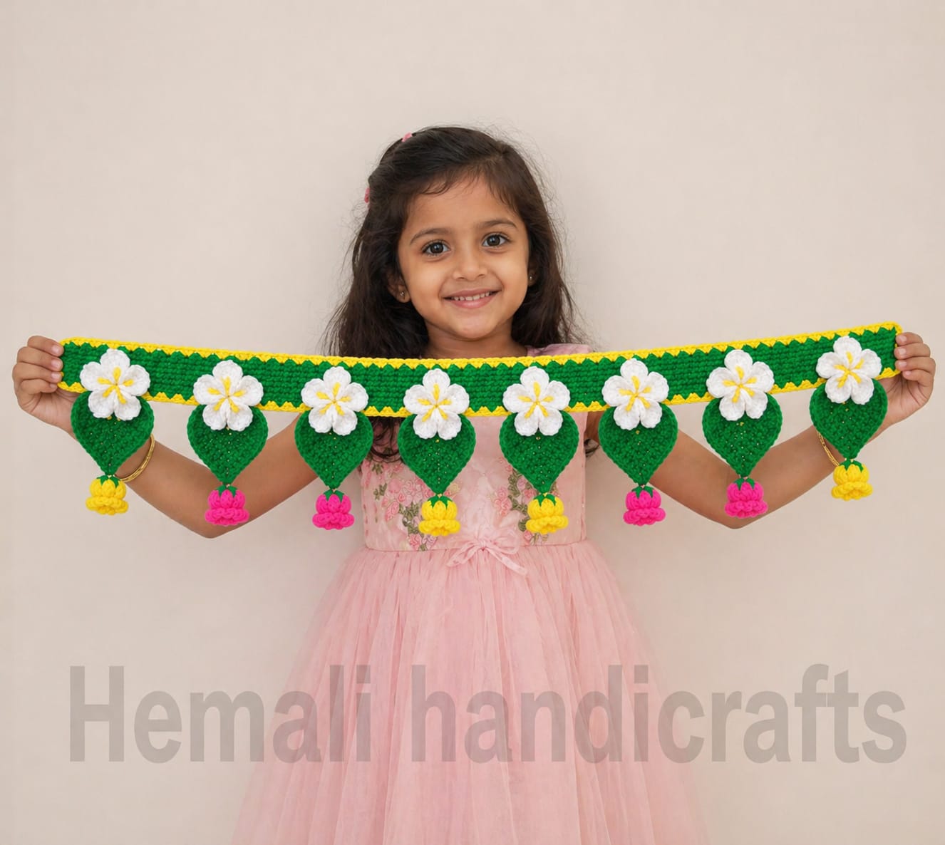 हस्तनिर्मित क्रोशिया फ्लोरल डोर तोरण – सफेद फूल और पत्ती वाला लटकता बंधनवार पॉम-पॉम के साथ | उत्सव के लिए गृह सज्जा