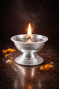 गोल दिवा | प्रीमियम व्हाइट मेटल डीप दिया | पूजा आणि मंदिर वापरासाठी सिंगल ज्योत तेल दिवा वाटी