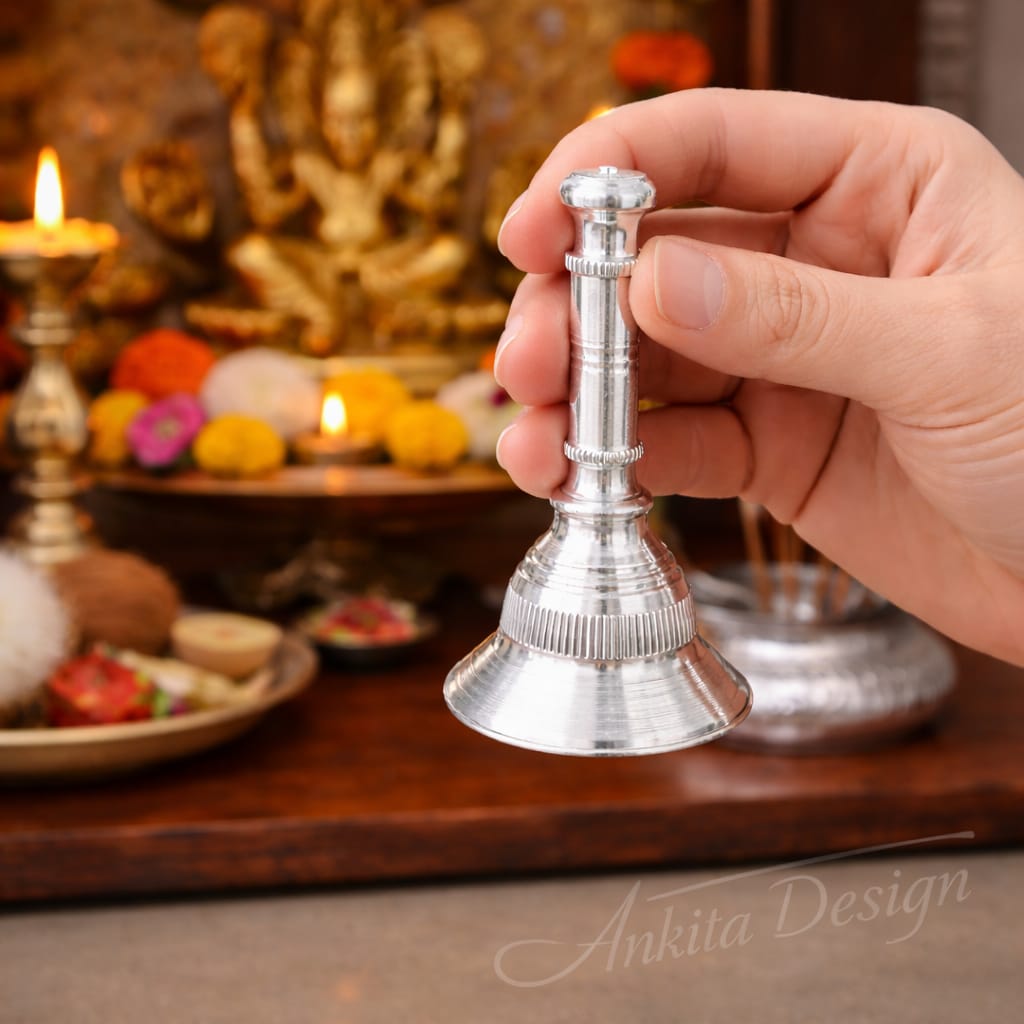 प्रीमियम पांढऱ्या धातूची पूजा घंटा | चांदीच्या रंगाची हातातील घंटी मंदिर आणि आरतीसाठी