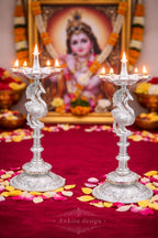 प्रीमियम सफ़ेद मेटल मोर समाई दीया पेयर | मंदिर के लिए 5 ज्योति वाला स्टैंडिंग तेल का दीपक