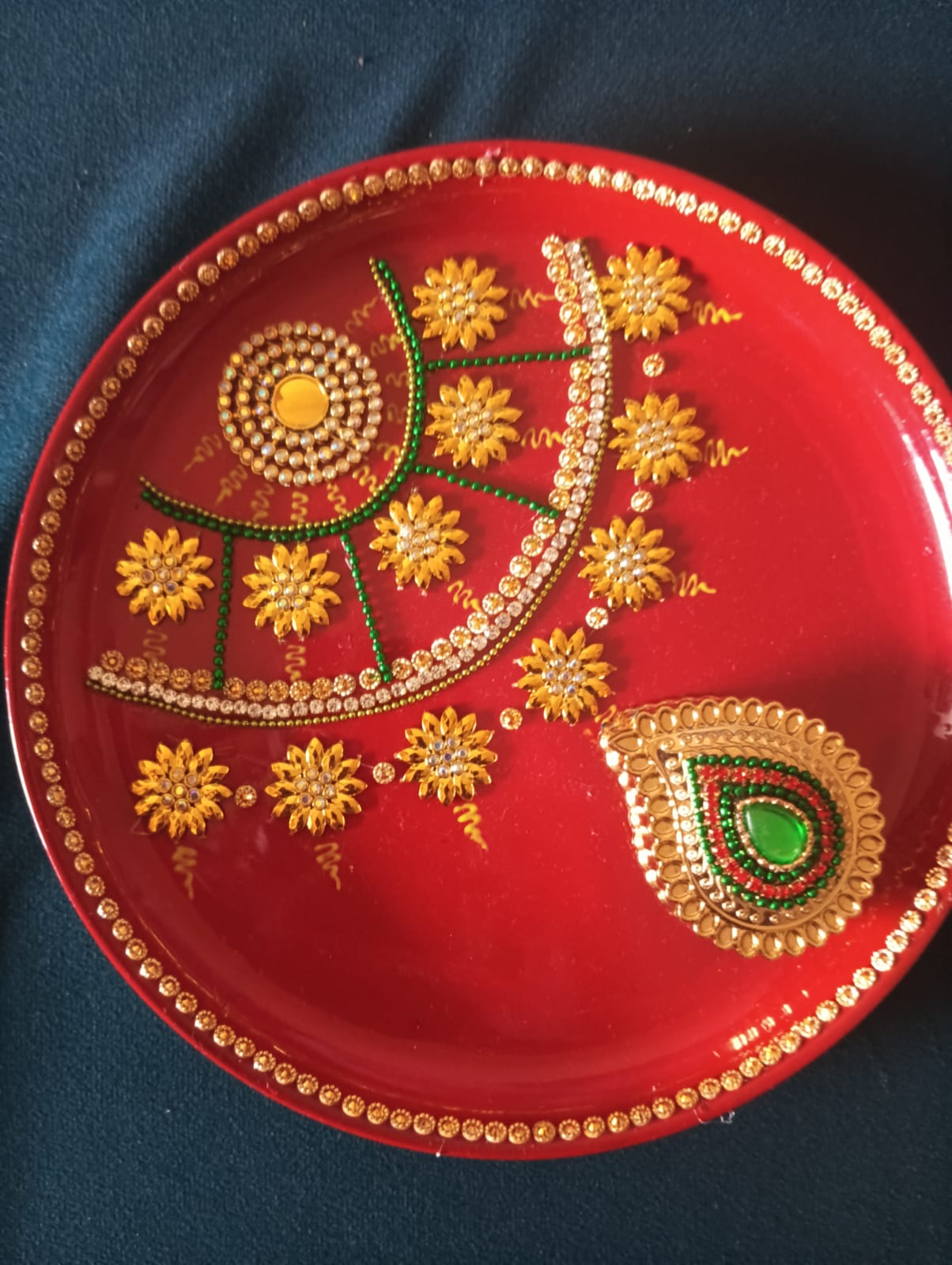 हँडमेड डेकोरेटिव्ह कुंदन पूजा थाळी (कलश डिझाईन) – हळदी-कुंकू, आरती व पूजेसाठी