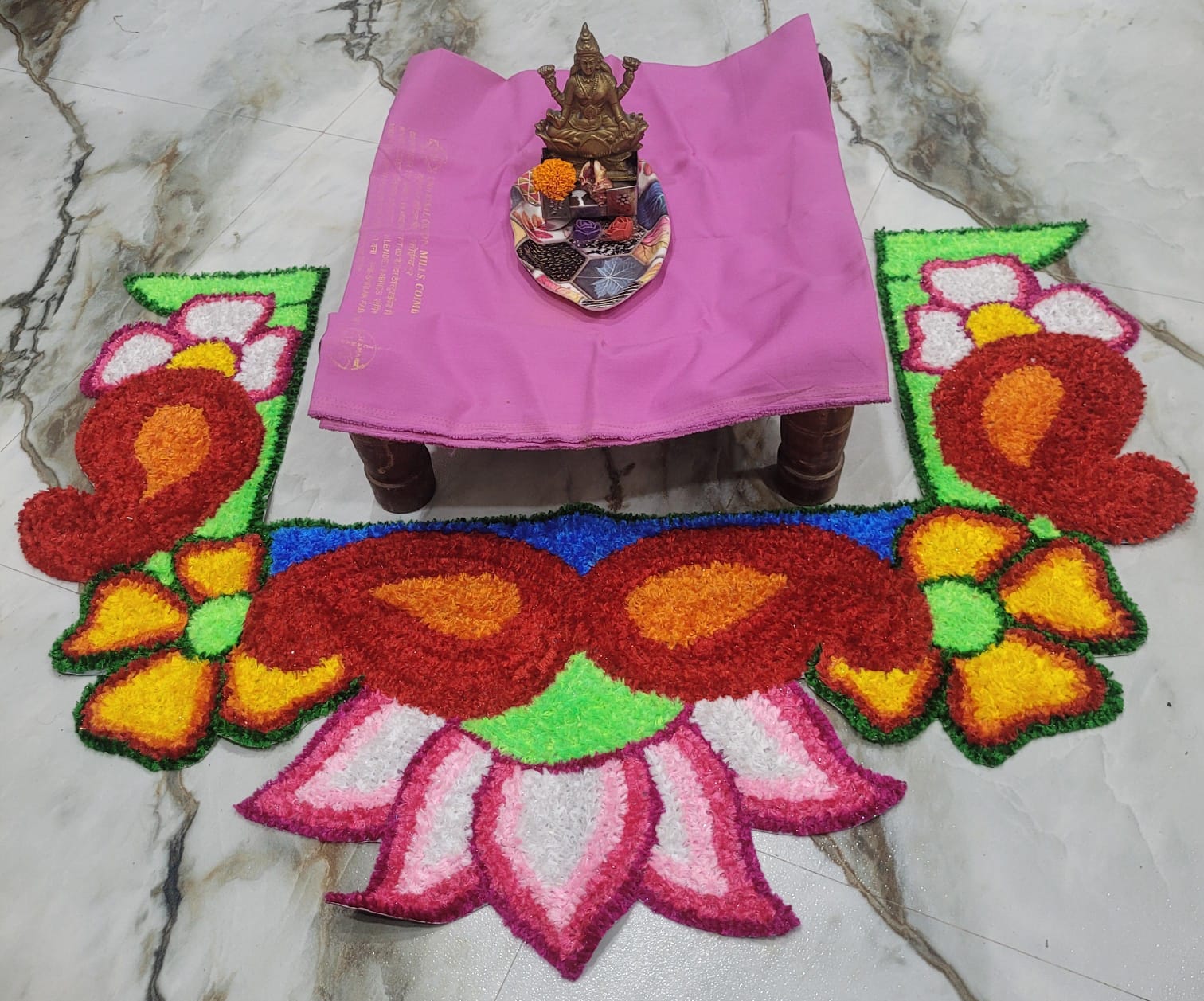 देवघर सजावटीसाठी रेडीमेड रांगोळी सेट – दिवा व कमळ डिझाईन
