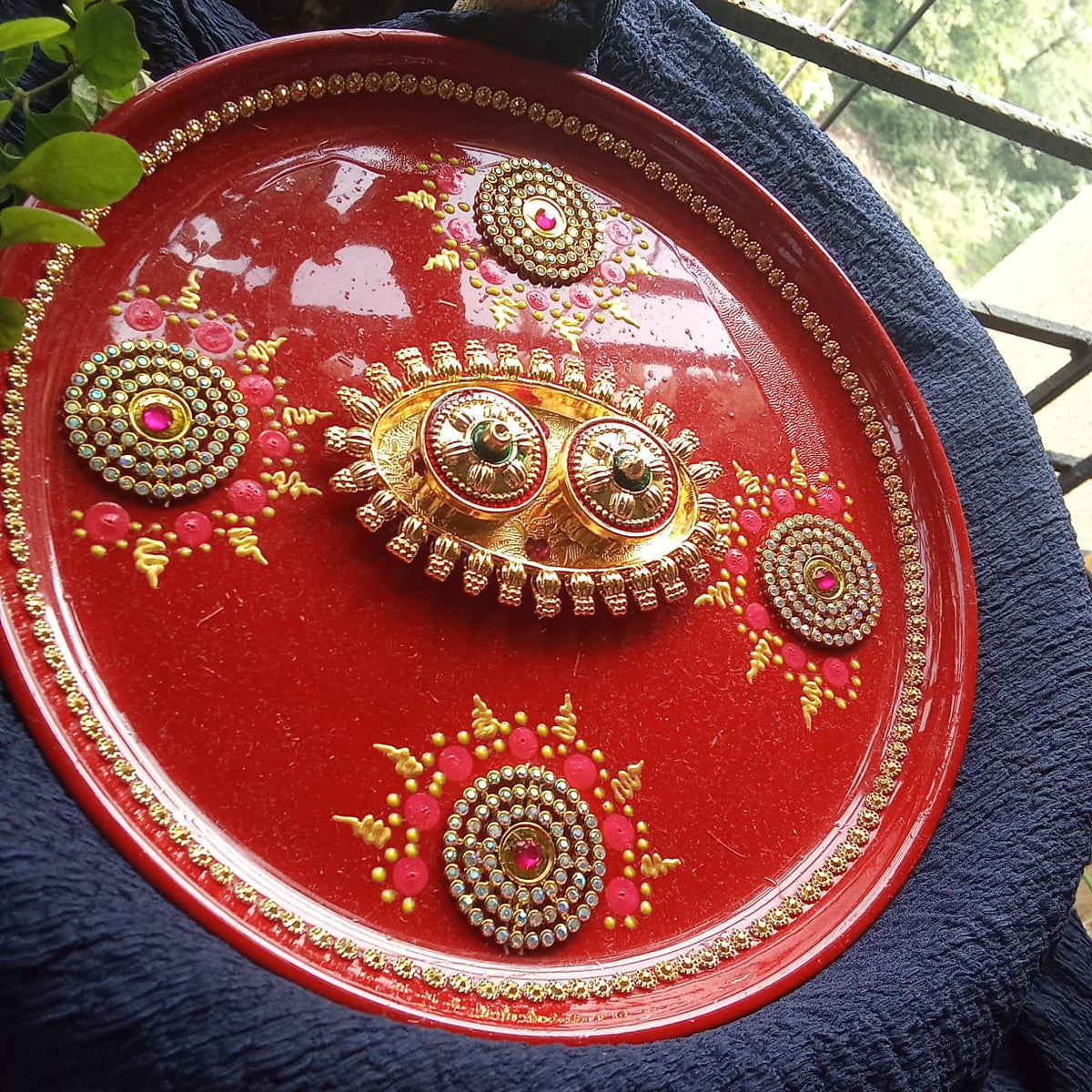 पारंपरिक लाल रंगाची सजावटीची पूजा थाळी / ओवाळणी थाळी सेट