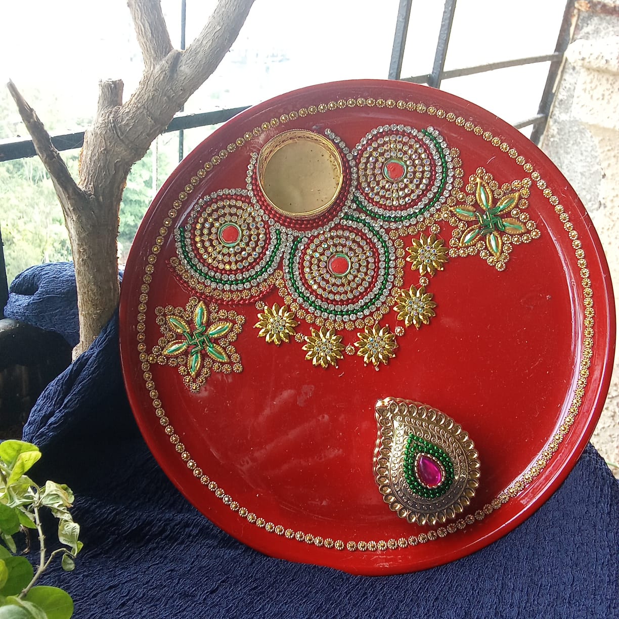 पारंपरिक लाल रंगाची सजावटीची पूजा थाळी / ओवाळणी थाळी सेट